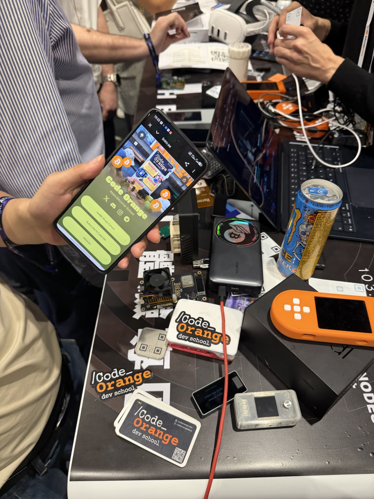 Hands-on Bitcoin devices during a Code Orange workshop